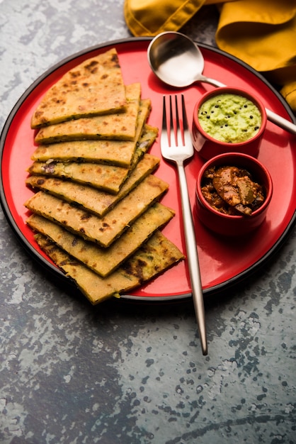 Aloo Paratha o focaccia ripiena di patate indiane con burro sopra. Servito con Lassi dolce fresco, chutney e sottaceti. messa a fuoco selettiva