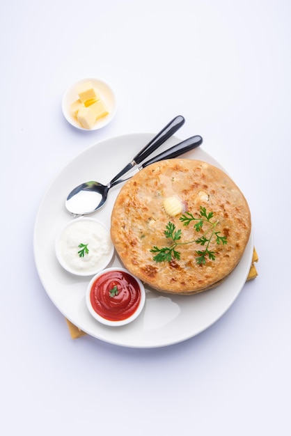 Aloo paratha o gobi paratha noto anche come piatto di focaccia ripieno di patate o cavolfiore originario del subcontinente indiano