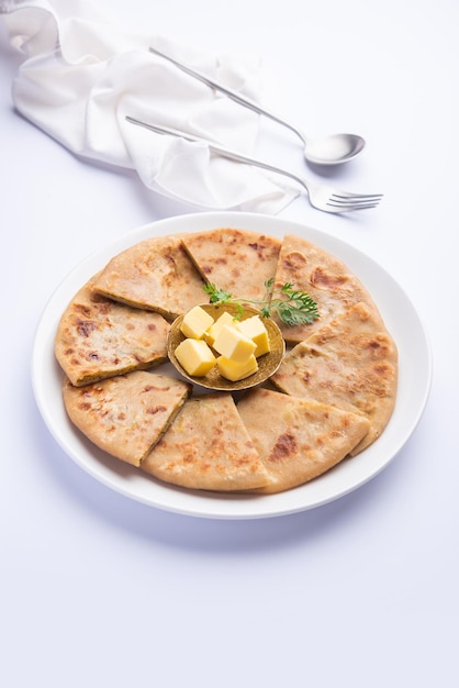 Aloo paratha o gobi paratha noto anche come piatto di focaccia ripieno di patate o cavolfiore originario del subcontinente indiano