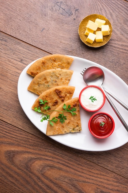 Aloo paratha o gobi paratha noto anche come piatto di focaccia ripieno di patate o cavolfiore originario del subcontinente indiano