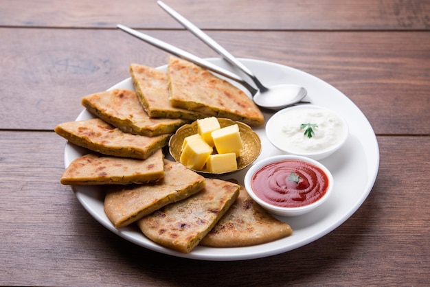 Aloo paratha o gobi paratha noto anche come piatto di focaccia ripieno di patate o cavolfiore originario del subcontinente indiano