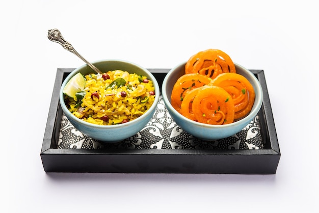 Aloo Poha con Jalebi combinazione di spuntini chiamata anche imarti e kande pohe