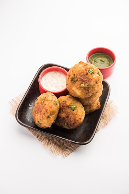 Aloo tikki o cotoletta di patate o polpette è un popolare cibo di strada indiano fatto con patate bollite, spezie ed erbe aromatiche