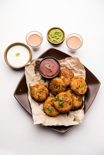 Aloo tikki o cotoletta di patate o polpette è un popolare cibo di strada indiano fatto con patate bollite, spezie ed erbe aromatiche