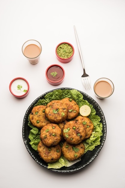 Aloo tikki o cotoletta di patate o polpette è un popolare cibo di strada indiano fatto con patate bollite, spezie ed erbe aromatiche