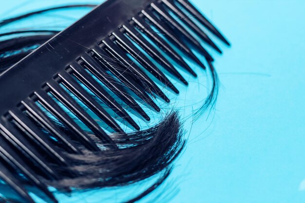 Alopecia concetto di perdita di capelli capelli caduti sui pettini dalla malattia