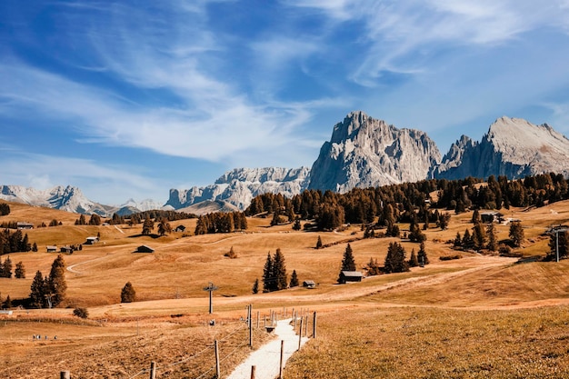 Alpe di Siusi Seiser Alm Sassolungo gruppo montuoso paesaggio di rosso alpino autunno Alpe di Siusi escursionismo paesaggio naturale nelle Dolomiti chalet in legno nelle Dolomiti Trentino Alto Adige