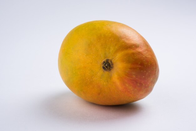 Alphonso Mango o Hapoos Aam è un frutto di stagione e succoso proveniente dall'India noto per la sua dolcezza, ricchezza e sapore. Su sfondo colorato. Messa a fuoco selettiva