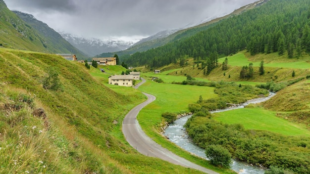 Alpi Bella natura Montagne colline foresta e fiume