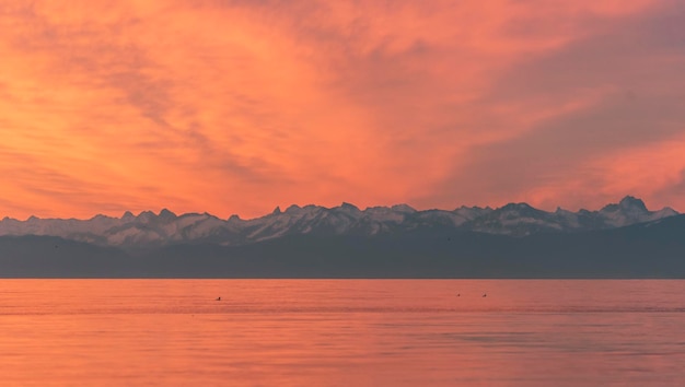 Alpi europee e il lago di Costanza al tramonto Cielo rosso sera a Costanza in Germania