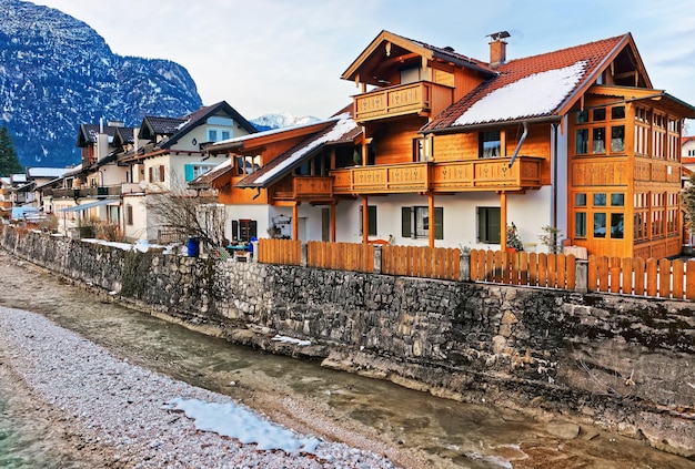 Alpi, fiume Partnach e chalet in legno in stile bavarese di Garmisch-Partenkirchen, Germania.