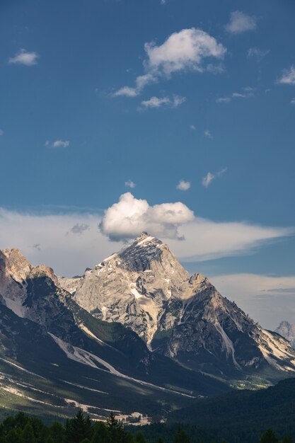 Alpi idilliache con montagne rocciose sotto il cielo blu