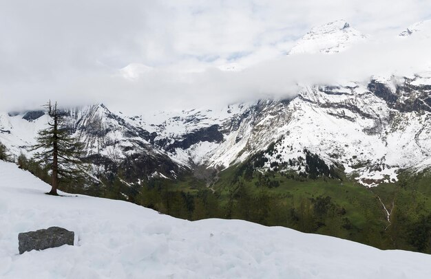 Alpi innevate nel paesaggio dell'Austria