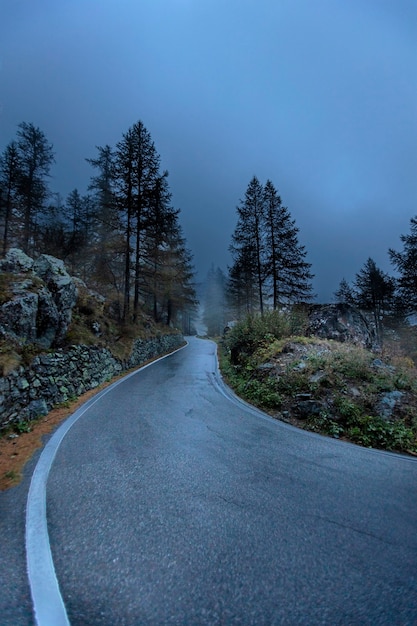 Alpi, Italia. Modo di montagna in una giornata nuvolosa in autunno