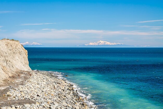 Alpi meridionali innevate viste dalla costa di Ngawi sull'Isola del Nord