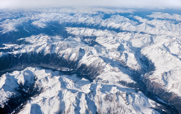 Alpi sotto la neve, veduta aerea