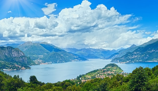 Alpine Lago di Como estate vista dalla cima della montagna (Italia)