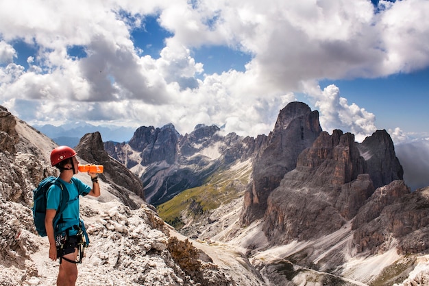 Alpinismo con paesaggio drammatico