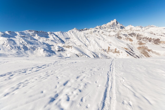 Alpinismo nella neve fresca