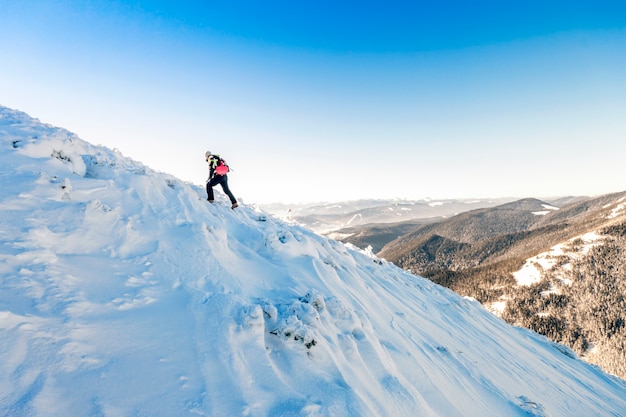 alpinista che cammina su un ghiacciaio