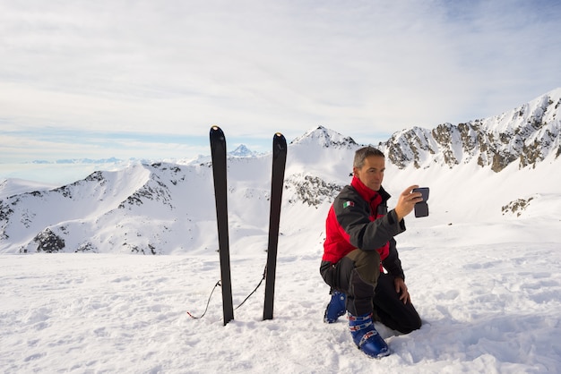 Alpinista che prende selfie con lo smartphone