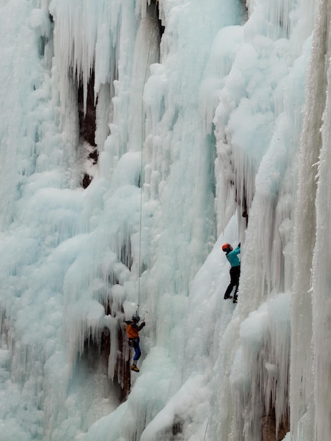 Alpinista che sale una cascata ghiacciata nel parco di ghiaccio, Ouray.