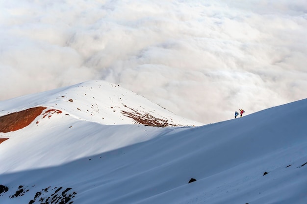 Alpinista che scala il vulcano chimborazo in ecuador