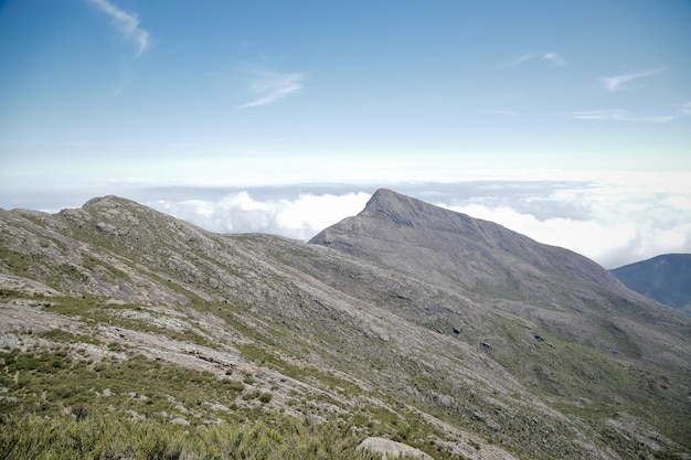 Alpinista che scala le vette più alte del Brasile in montagna con lunghe escursioni e backpacking.