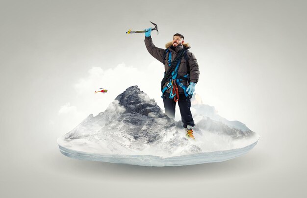 Alpinista pronto per l'avventura. Tecnica mista