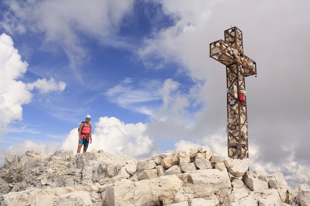 Alpinista ragazza con croce