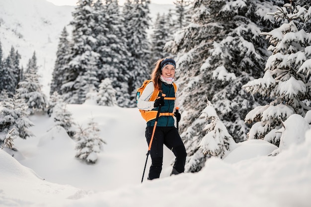 Alpinista sci d'alpinismo a piedi sci alpinista in montagna Sci alpinismo nel paesaggio alpino con alberi innevati Avventura sport invernale