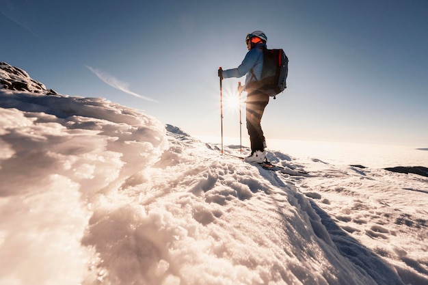 Alpinista sci di fondo passeggiate in montagna Scialpinismo in alta montagna paesaggio Avventura inverno sport estremo Giornata di sole