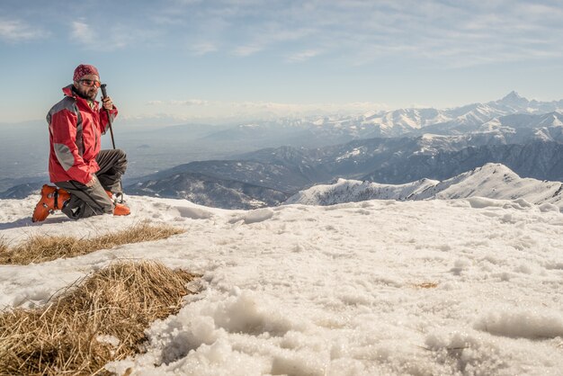 Alpinista sulla cima della montagna