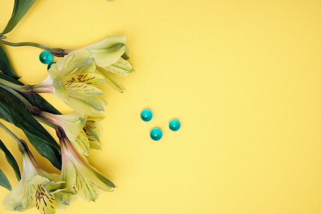 Alstroemeria fiori su uno sfondo di carta colorata. Posto per il testo