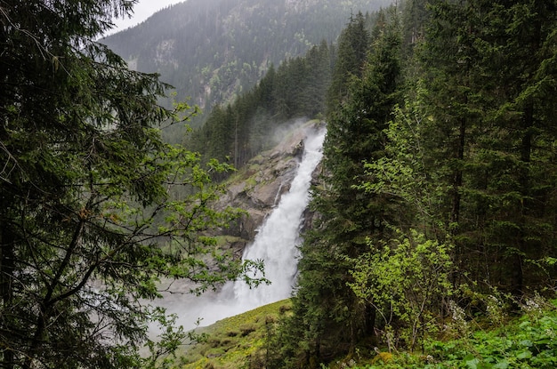 Alta cascata in montagna