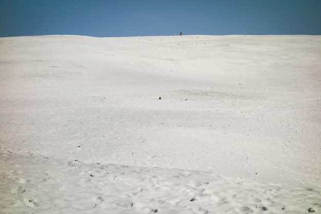 alta duna di sabbia bianca, inquadratura dal basso