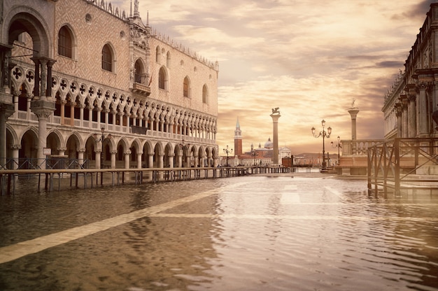 Alta marea o acqua alta in piazza San Marco, immagine tonica.