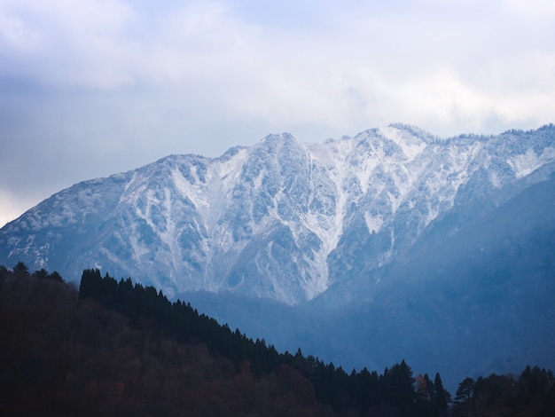 Alta montagna coperta da neve bianca