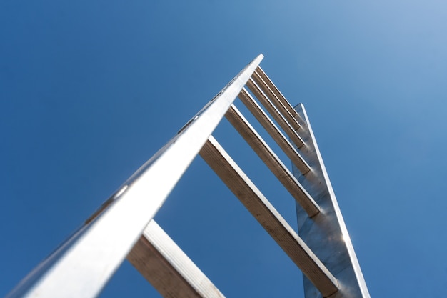 Alta scala di metallo che porta al cielo