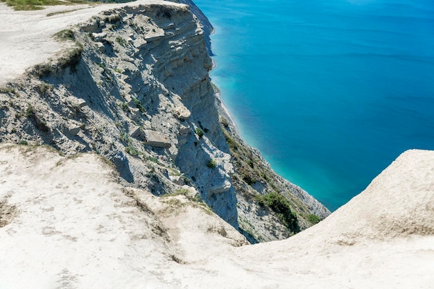 Alta scogliera sul mare turchese Ottimo aspetto Viaggi turistici e stile di vita attivo