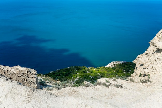 Alta scogliera sul mare turchese Ottimo aspetto Viaggi turistici e stile di vita attivo