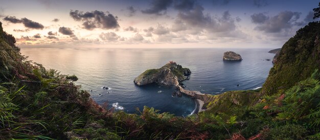 Alta vista dalla famosa roccia Gaztelugatxe accanto a Bermeo e Bakio a Bizkaia, il Paese Basco.