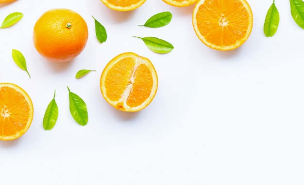 Alta vitamina C, succosa e dolce. Frutta arancione fresca con foglie verdi