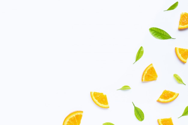 Alta vitamina C, succosa e dolce. Frutta arancione fresca con sfondo di foglie verdi