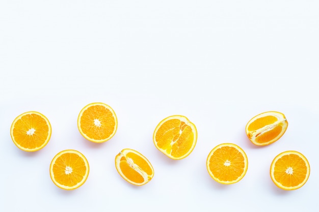 Alta vitamina C, succosa e dolce. Frutta arancione fresca isolata.