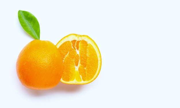 Alta vitamina C, succosa e dolce. Frutta arancione fresca isolata.