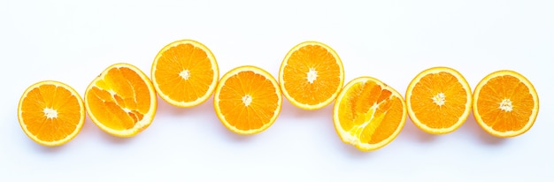 Alta vitamina C, succosa e dolce. Frutta arancione fresca su bianco.