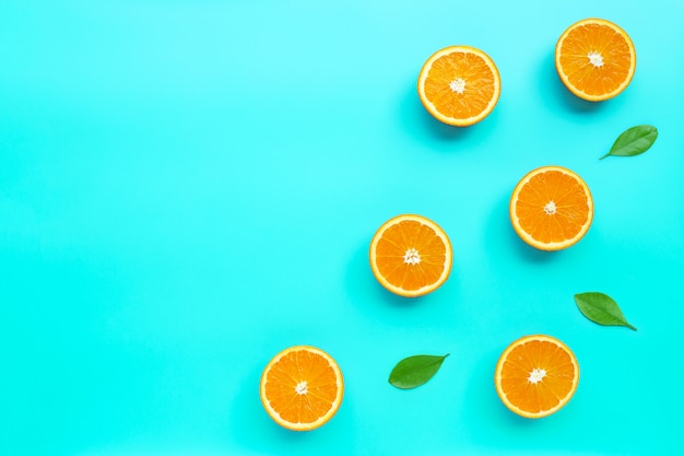 Alta vitamina C, succosa e dolce. Frutta arancione fresca su priorità bassa blu.