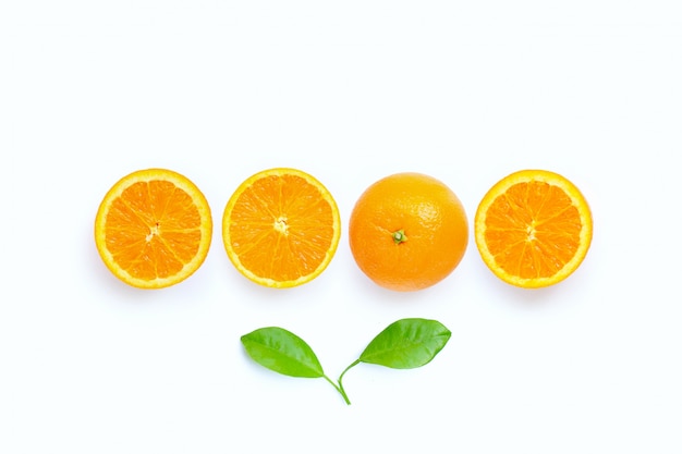 Alta vitamina C, succosa frutta arancione con foglie su sfondo bianco.