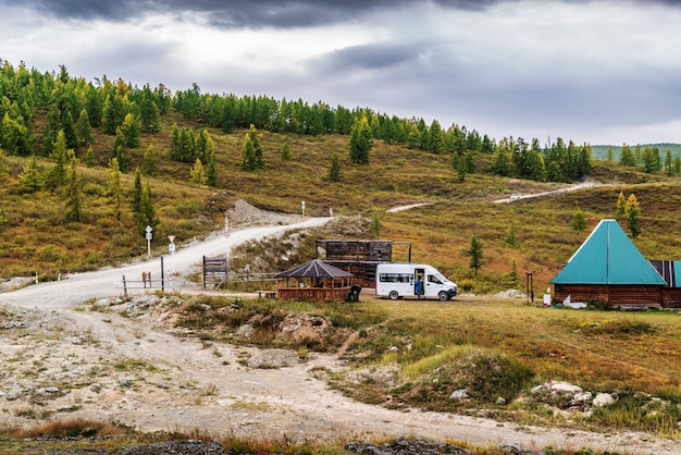 Altai, Russia. Caffè lungo la strada sul passaggio di KatuYaryk. Paesaggio di montagna autunnale